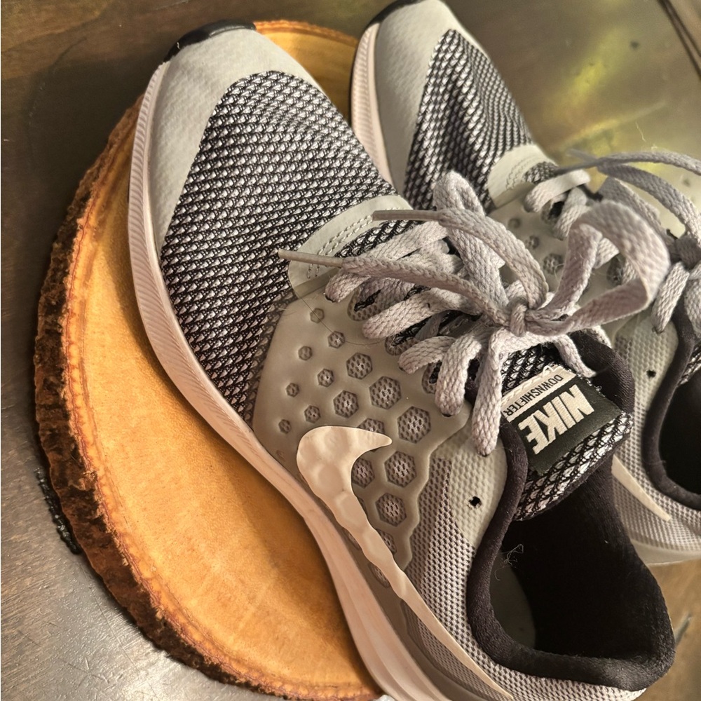 4Y(equivalent to Women’s 6 or 36EUE)Nike Grey and White Training Sneakers